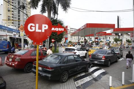 ¡Colas interminables y precios disparados! Conductores recorren Lima en busca de combustible