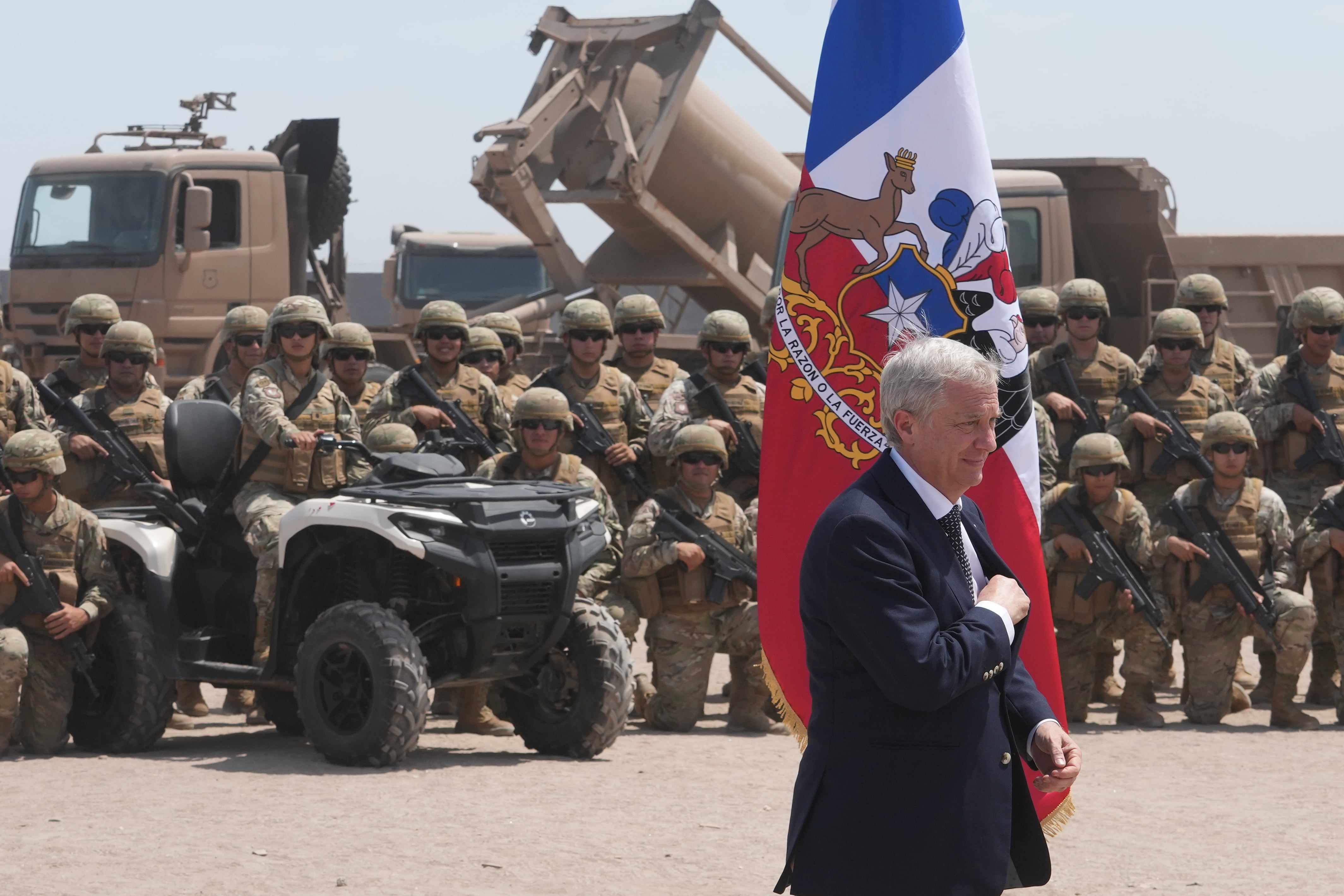 El presidente chileno, José Antonio Kast supervisó obra (Foto AP/Esteban Félix)