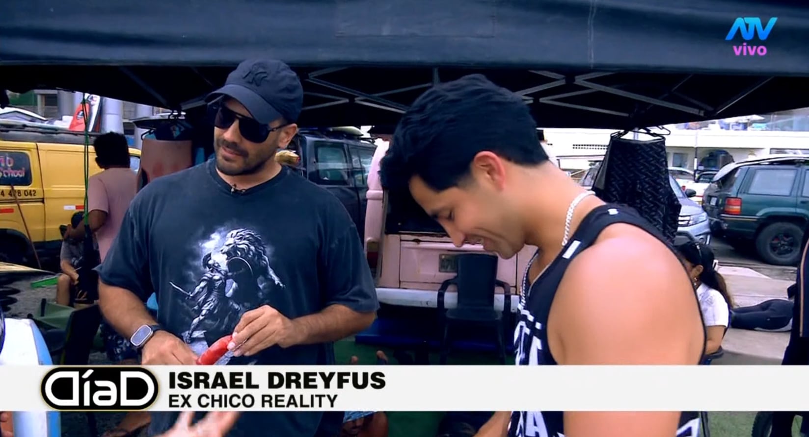 Israel Dreyfus le desea lo mejor a Santiago Suárez con la venta de marcianos.