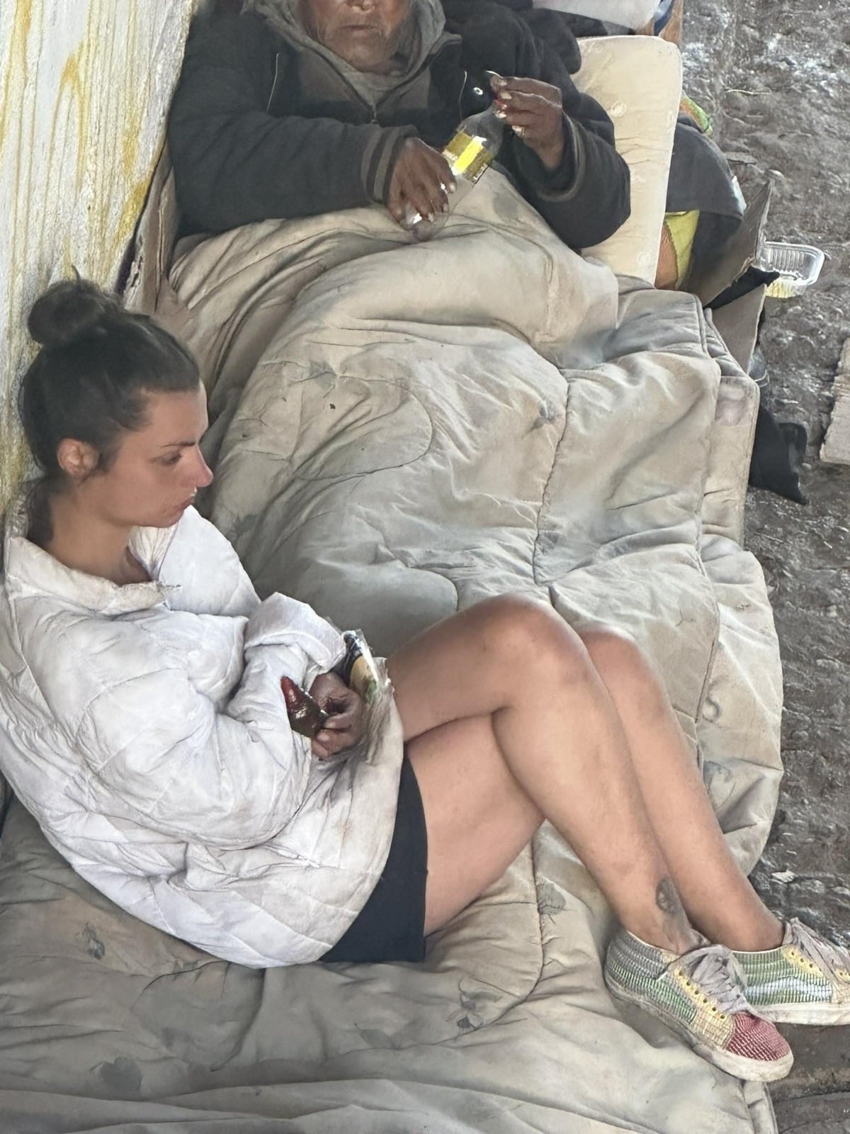 Murió el anciano que pasó casi un mes viviendo bajo el puente junto a la turista británica, Hannah Almond.