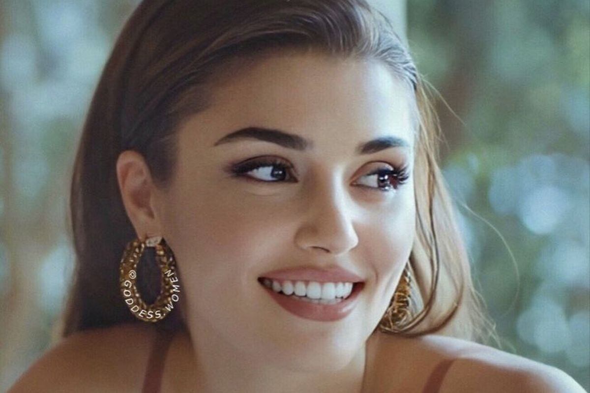 Hande Erçel terminó el 2021 sumándole un nuevo logro en su lista de éxitos. Ha sido, sin duda un año en el que experimentó un gran ascenso en su carrera (Foto: Medyapım)