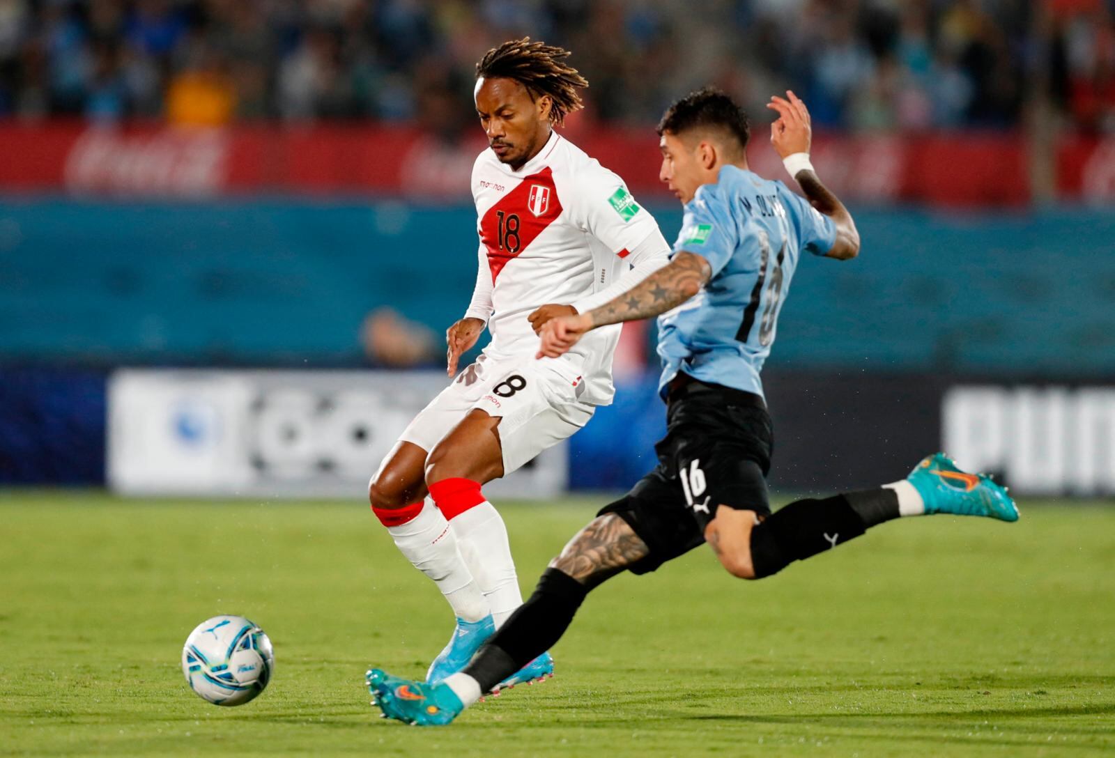 André Carrillo se lesionó ante Uruguay en Montevideo (Foto: Reuters)