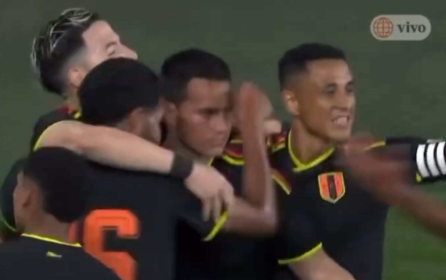 Jairo Vélez anota el primer con gran definición en el duelo Perú - México |VIDEO