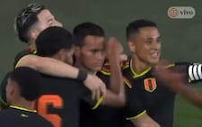 Jairo Vélez anota el primer con gran definición en el duelo Perú - México |VIDEO