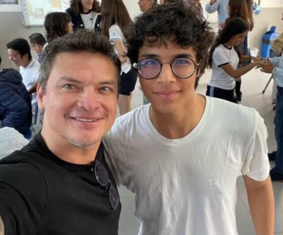 Óscar López Arias hubiera preferido que su hijo trabaje en vez de ir a la universidad.