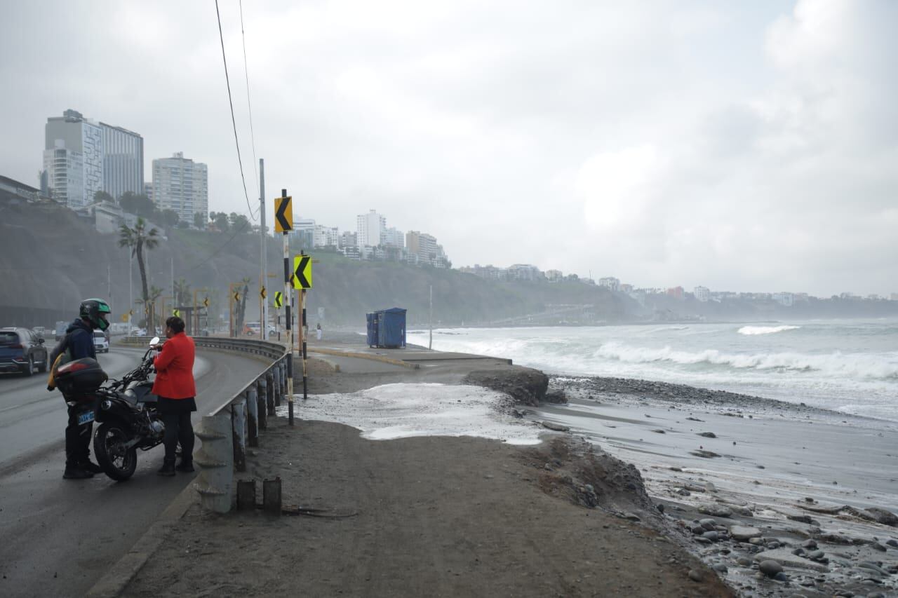 Fuertes oleajes en la Costa Verde, en Miraflores. Foto: Britanie Arroyo/ @photo.gec
