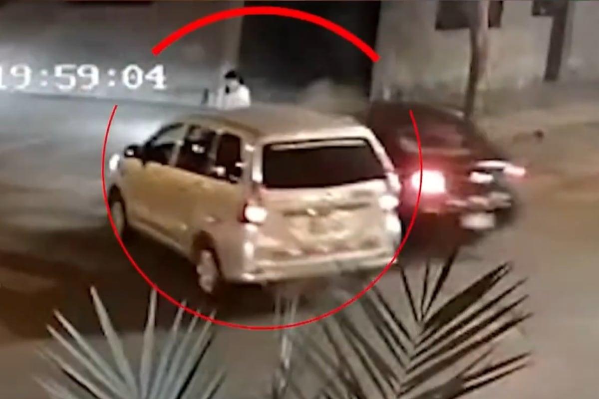 Auto fuera de control embiste a peatón en SJL. (Foto: Captura/YT/BDP)