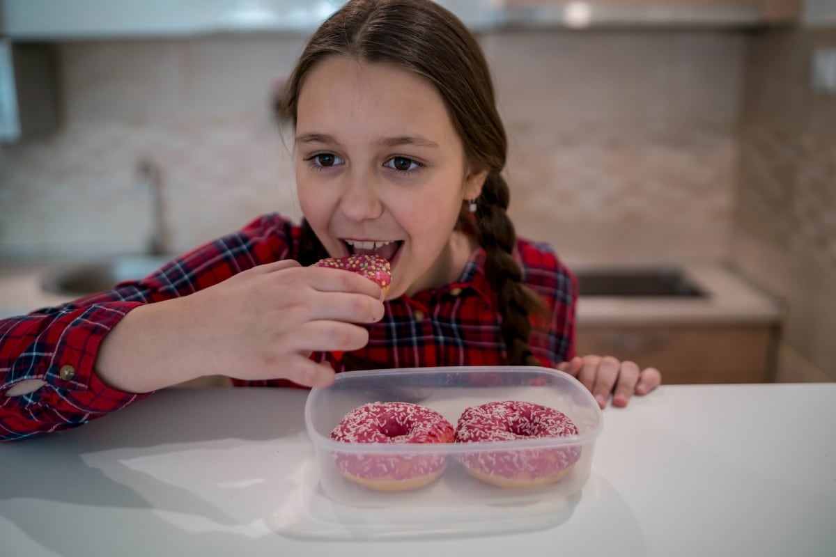 El consumo excesivo de azúcares y postres es una de las principales causas de obesidad infantil. Foto: Istock.