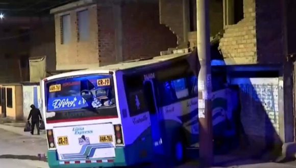 Bus de transporte público choca contra vivienda