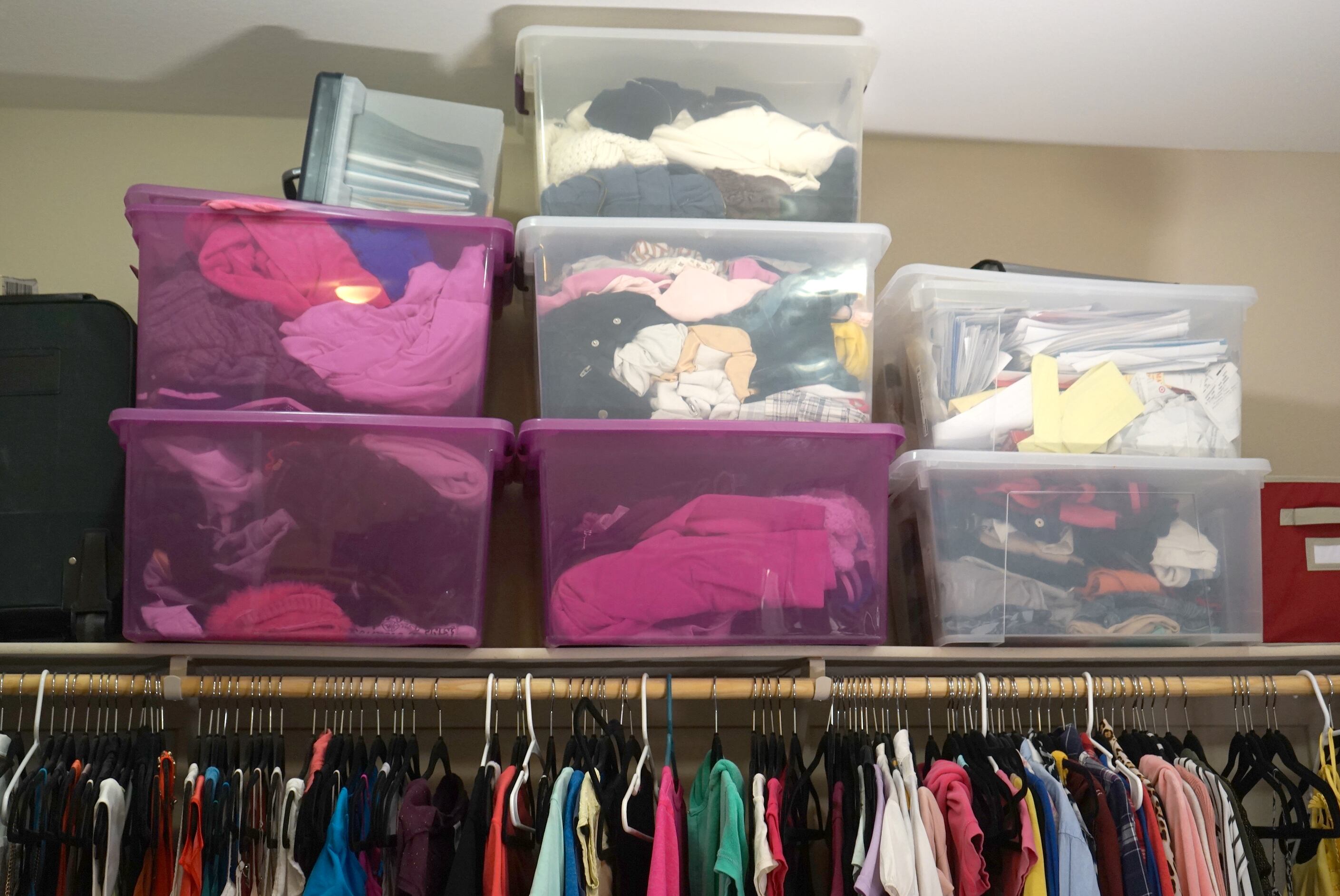 Mantén las prendas guardadas en cajas organizadoras por colores o con etiquetas