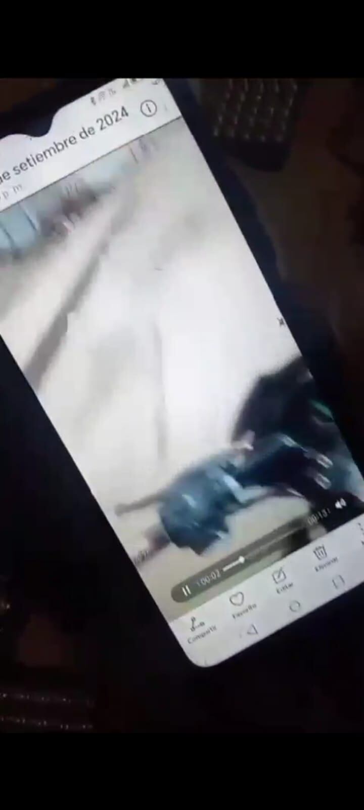 También muestra la foto de una de las personas a la que va dirigido el mensaje y la fecha con el lugar del paradero de la empresa de transportes. | Captura de vídeo.