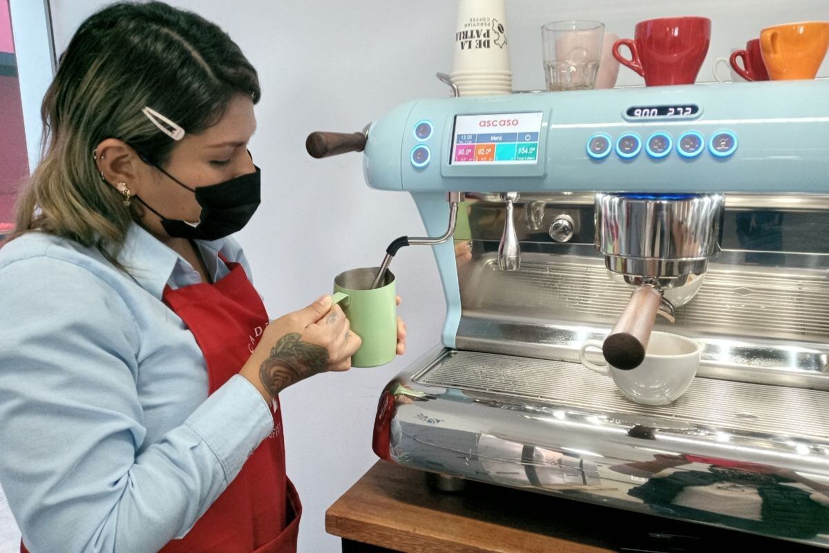 Desde hace años viene trabajando de la mano con los productores de café de las diferentes finas del país.
Foto: Emprende Trome.