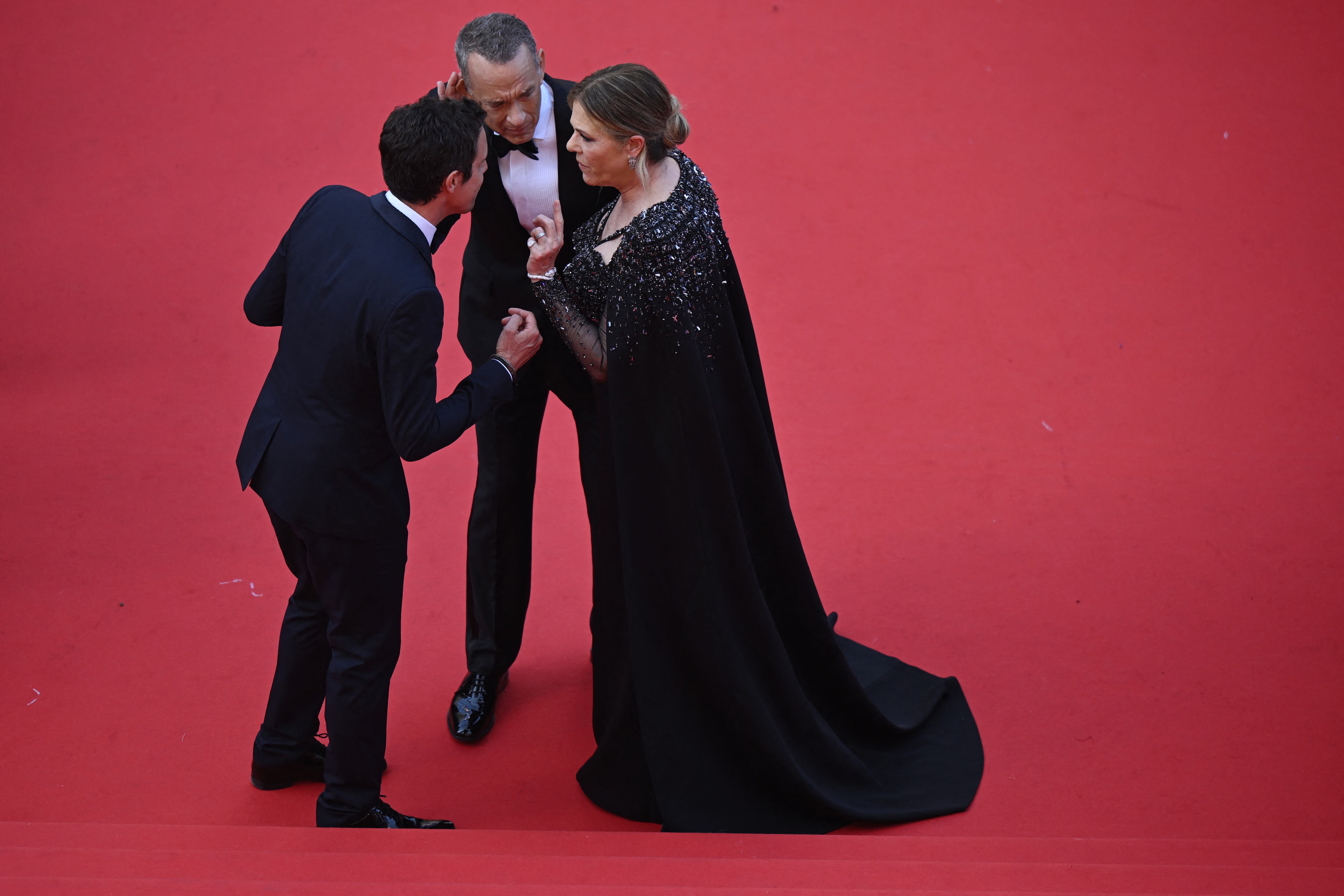 Los fotógrafos y todos los asistentes fueron los testigos de esta pelea en el Festival de Cannes 2023 (Foto: AFP)