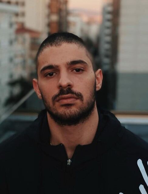 Halit Özgür Sarı se inició en el modelaje durante la secundaria (Foto: Halit Özgür Sarı/Instagram)