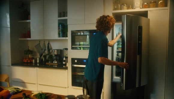 La refrigeradora además tiene otro tipo de tecnología llamado Food Control, que emite alertas para que el usuario consuma el producto en el tiempo preciso, evitando que se desechen alimentos en perjuicio del medio ambiente.