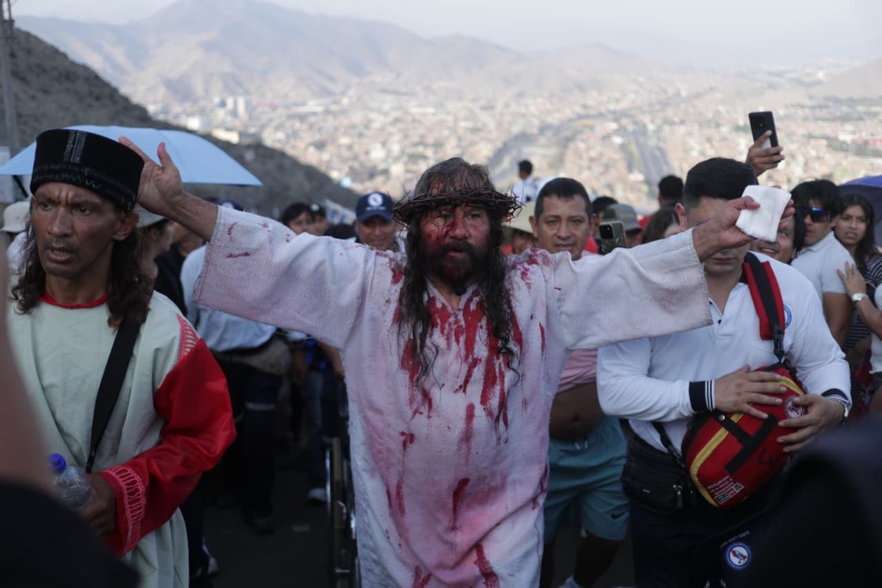El “Cristo Cholo” revive la pasión de Cristo ante cientos de fieles en el Rímac. /Foto: Julio Reaño)