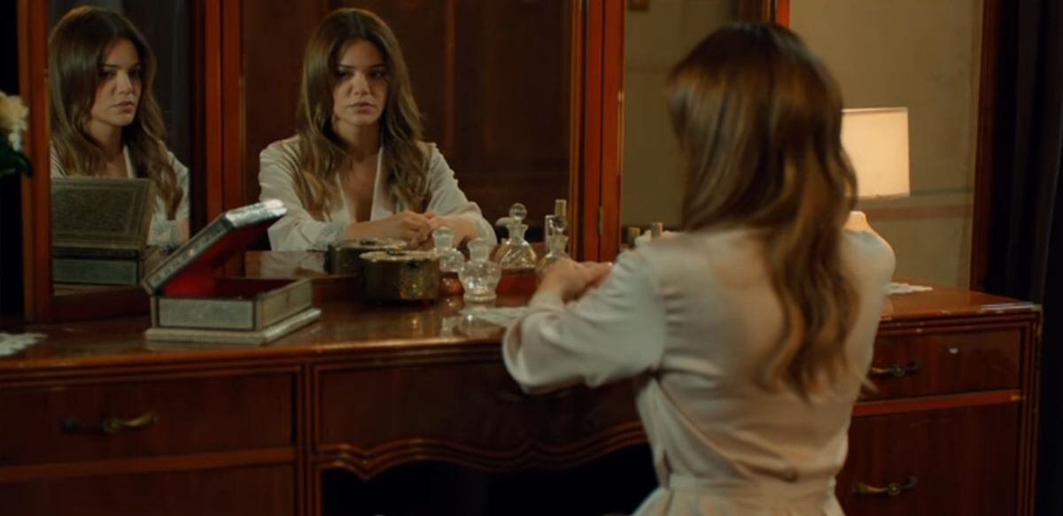 Züleyha pensativa frente al espejo. La protagonista no supera la muerte de Demir y deberá responder los sentimientos de Hakan (Foto: Tims & B Productions)