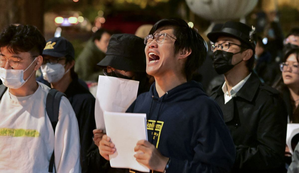 La gente se reúne para protestar porque los gobiernos chinos continuaron con las políticas de cero covid en el campus de la Universidad de California Berkeley en Berkeley, California, el 28 de noviembre de 2022. (Foto de JOSH EDELSON / AFP)