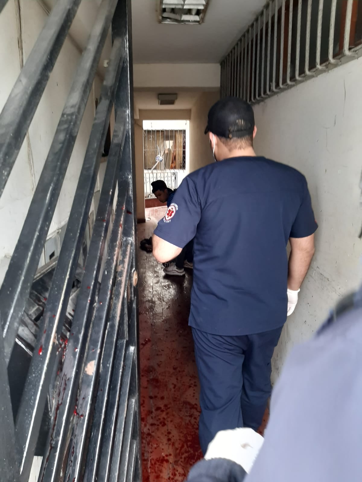 Mujer trans y dos acompañantes, de 18 y 25 años, se hirieron con cuchillos y cúter.