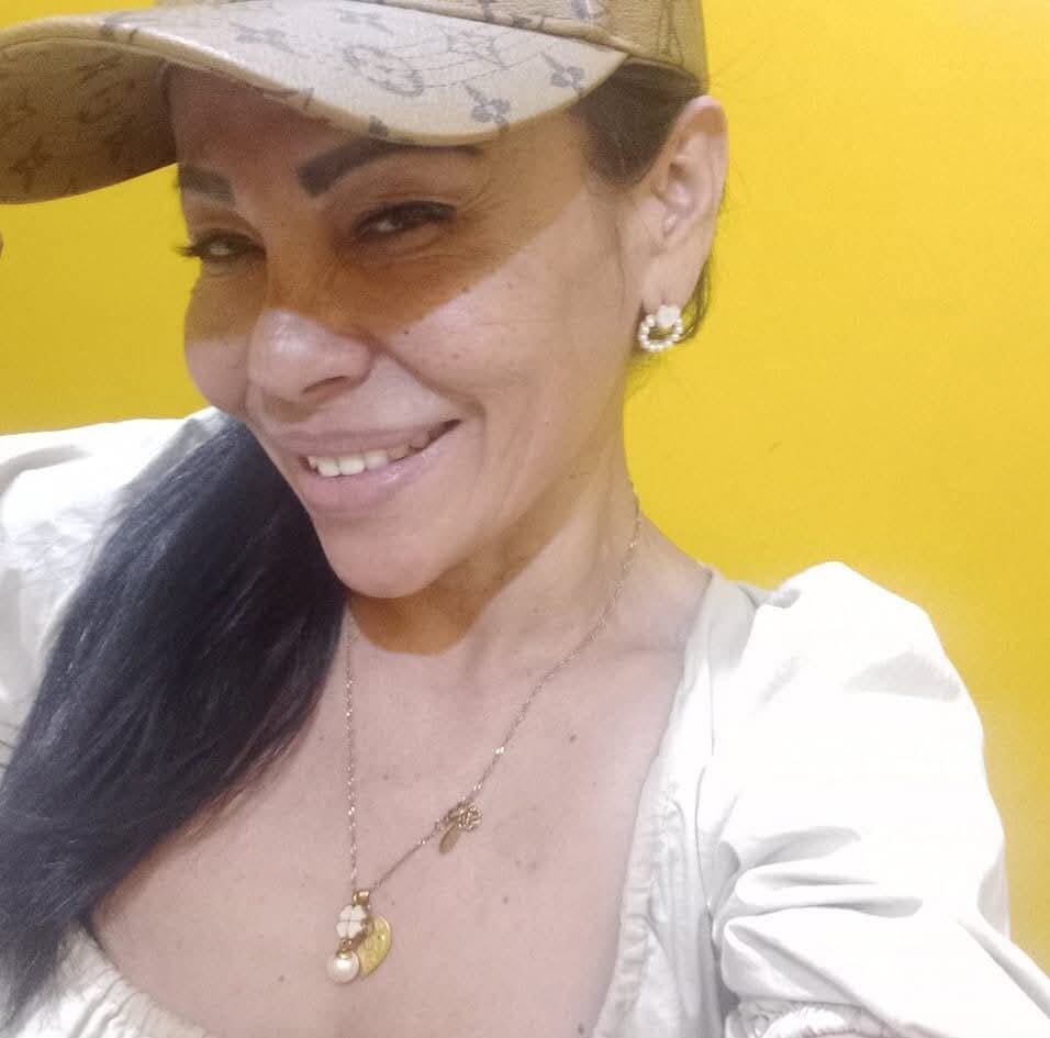 Mujer Boa con el rosario que le regaló el papa León XIV