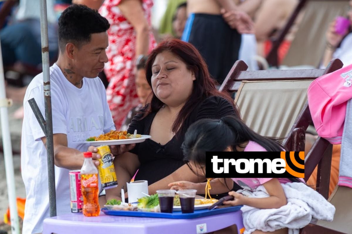 Familias comieron delicioso en playa de Chorrillos. Para ellos fue imperdible el rico combinado. Foto: Fernando Sangama/Trome.