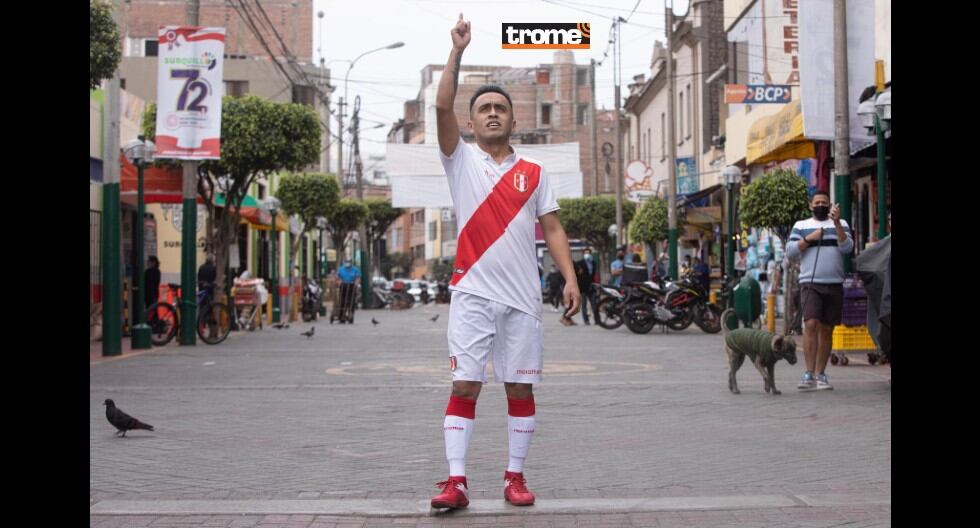 Hinchas vacilan en las redes y piden fotito en las calles al 'doble' de Cuevita. (Trome / José Rojas)