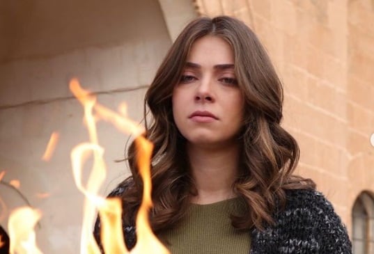 Yaren Sadoglu destacó en “Hercai” por su rostro angelical que contrastaba totalmente con las malvadas acciones que realizaba en contra de su prima Reyyan (Foto: Mia Yapim)