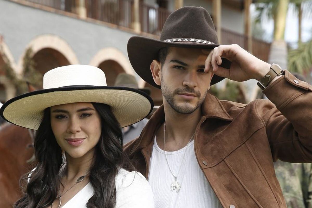 Juan David y Muriel finalmente se besan. Ese amor que sienten, sin embargo, les traerá un gran problema con Rosario Montes (Foto: Telemundo)