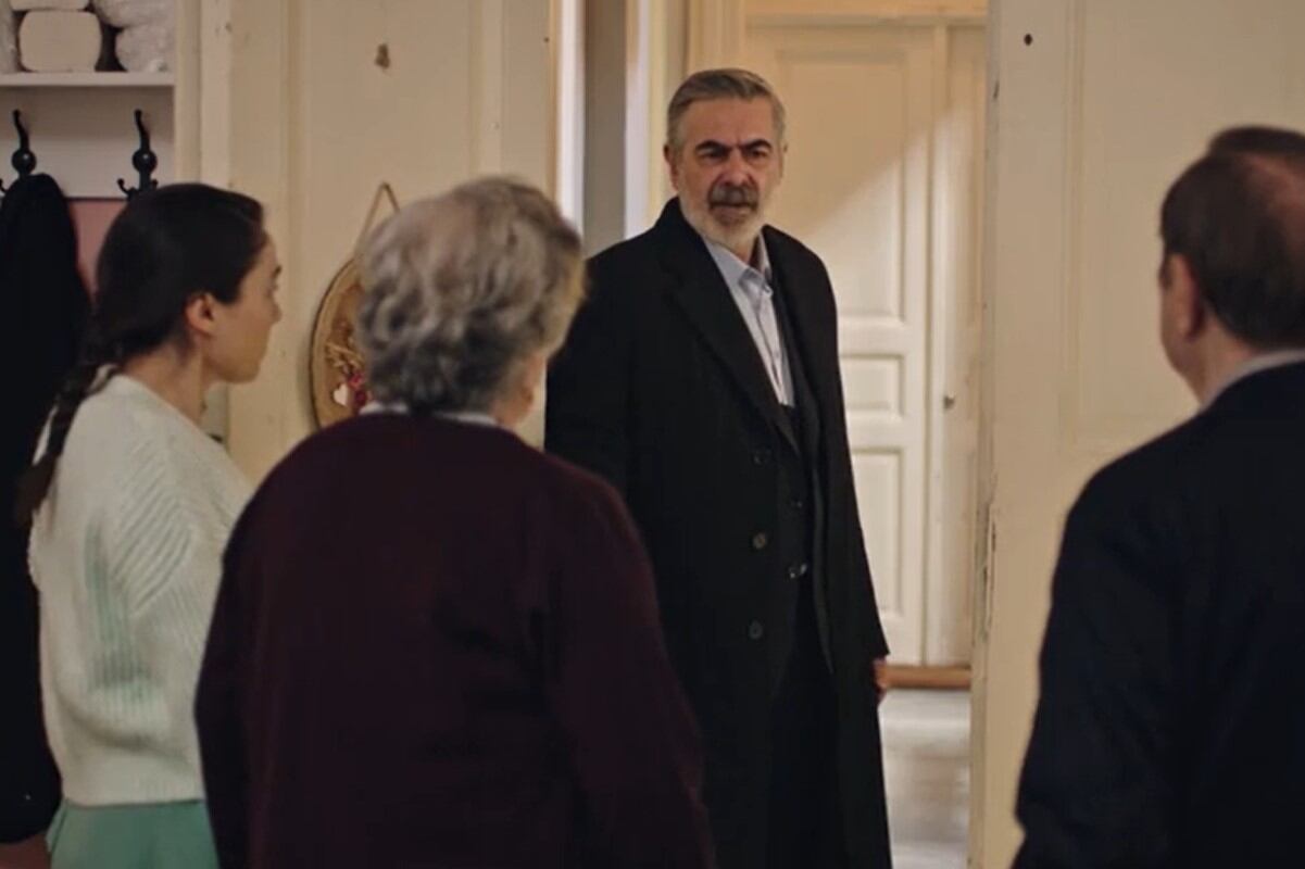 El padre de Esat llega y quiere llevarse a la fuerza a su esposa (Foto: OG Medya)