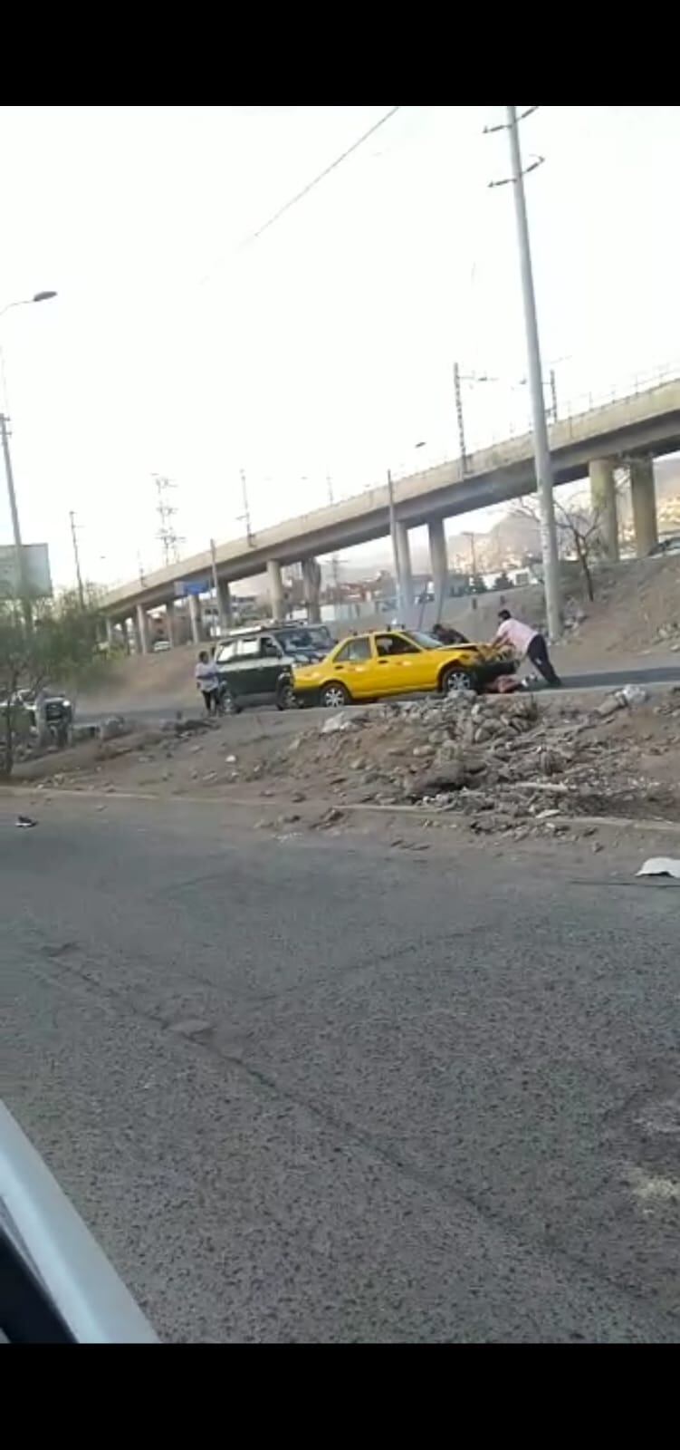 Hombre fue salvajemente atacado en Villa El Salvador. Aquí es atropellado pese a que una persona intentó detener el auto.| Reproducción de vídeo