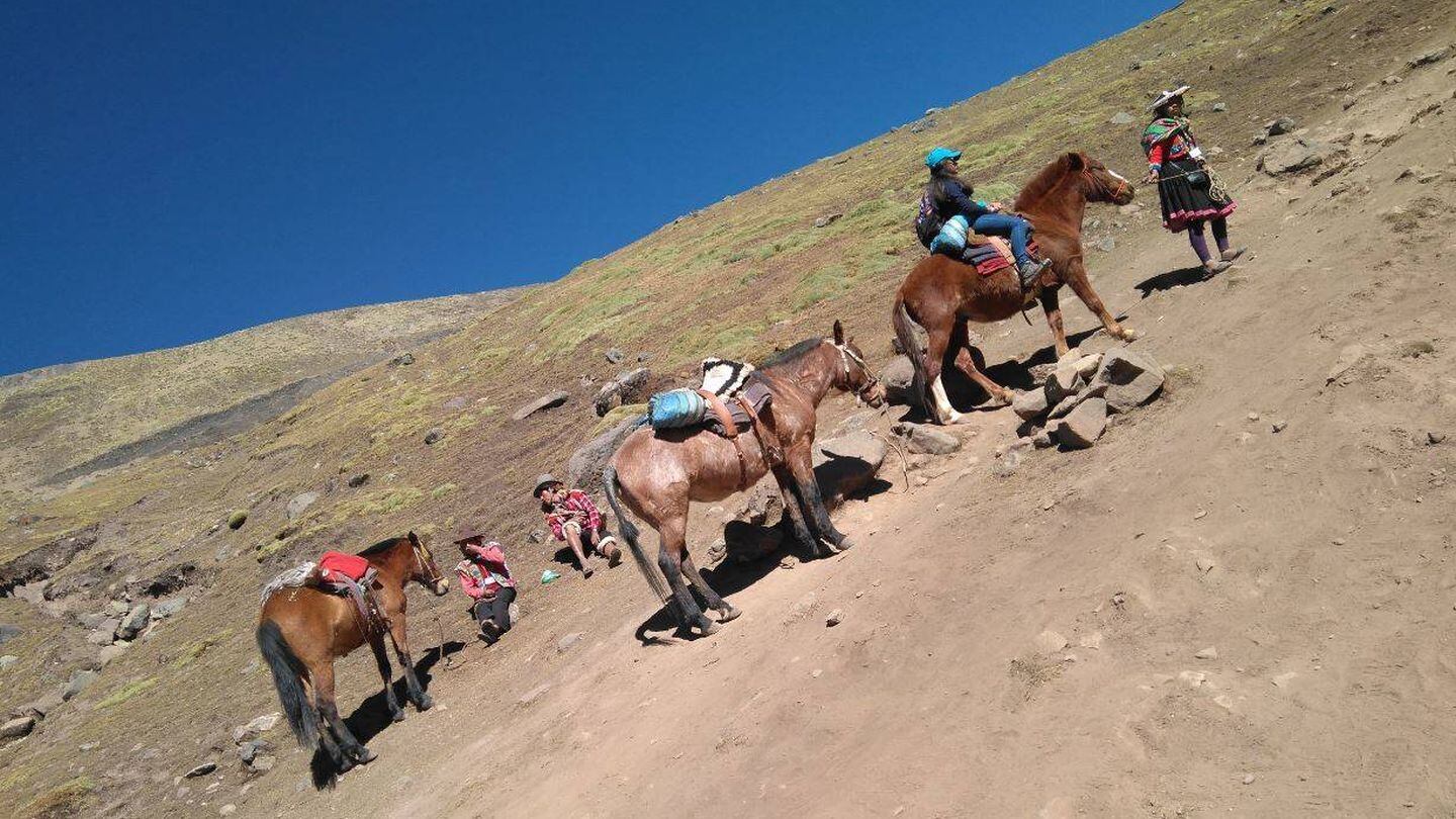 No tiene acceso directo en vehículo, pero sí a caballo, cuatrimoto o a pie.