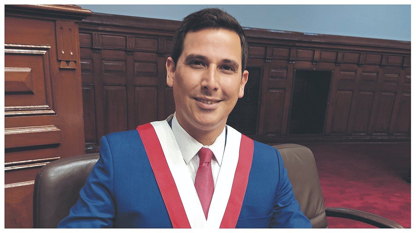 Excongresista César Combina buscará liderar y promover mesas de trabajo de la oposición.