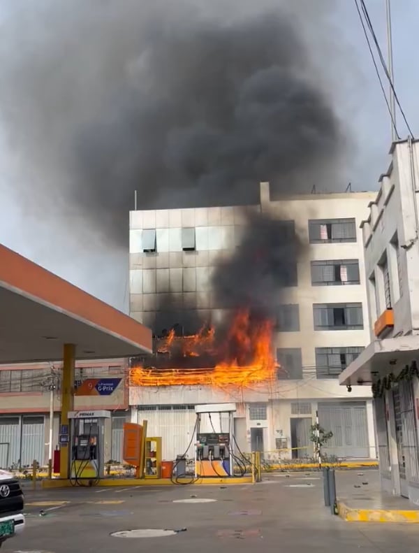 Incendio código 4 y una serie de explosiones se registró dentro de edificio en la cuadra 11 de la Av. Francisco Pizarro, en el Rímac.