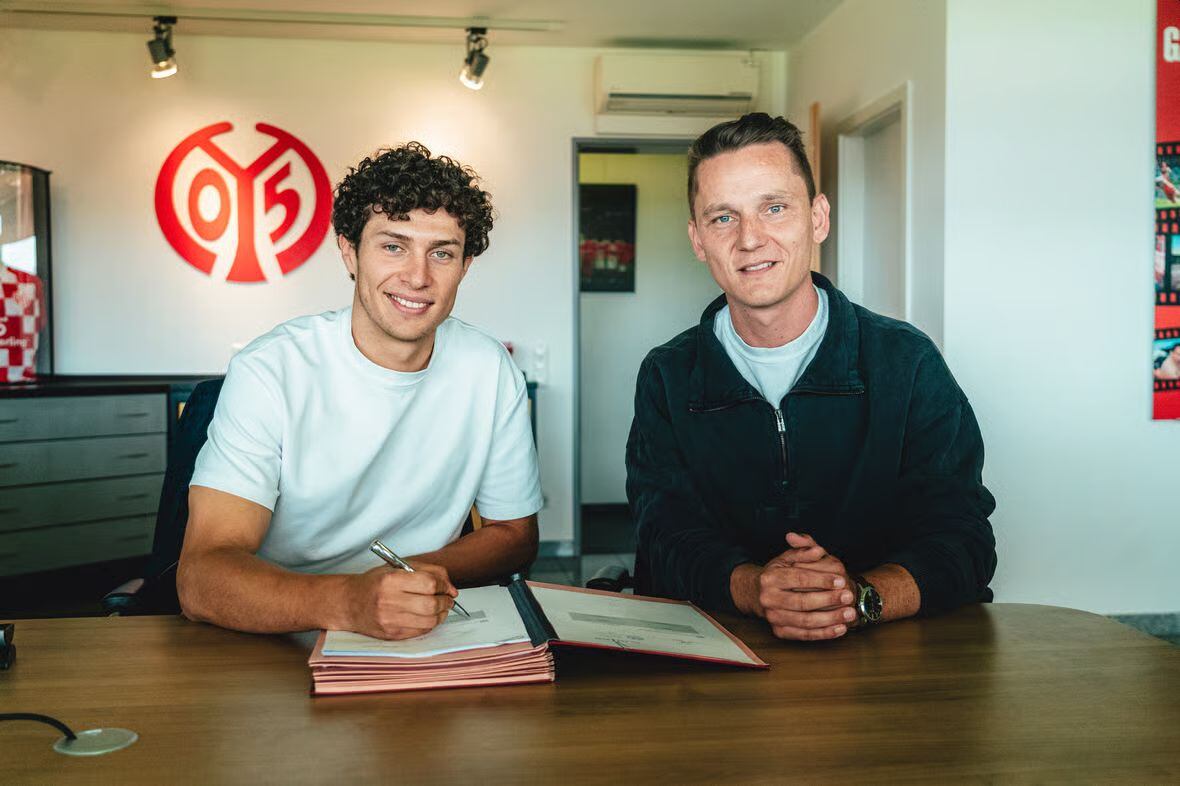Fabio Gruber y el director deportivo del club, Niko Bungert. (Foto: Mainz)