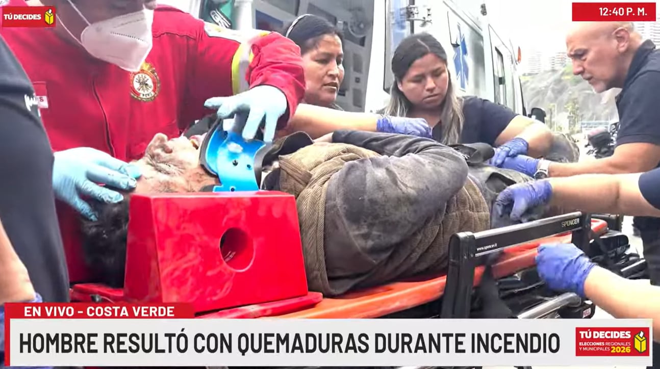Hombre herido desciende de los acantilados de la Costa Verde en medio de incendio. (Captura de pantalla)