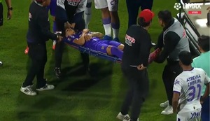 Kevin Quevedo sale del campo por fuerte golpe en la cabeza y es retirado en ambulancia de Matute | VIDEO