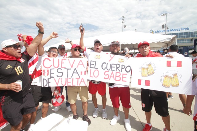 Hinchada blanquirroja se hizo presente en el Perú - Canadá. ( Foro: Alan Ramírez @gec)