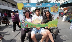 Lectores de Trome con el Conejito de la Suerte