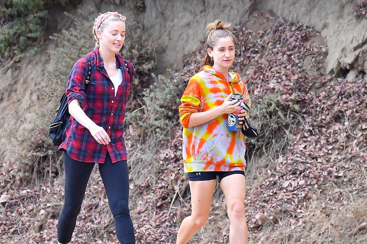 Amber Heard y su amiga Bianca Butti paseas por Palma de Mallorca (Foto: Gtres)
