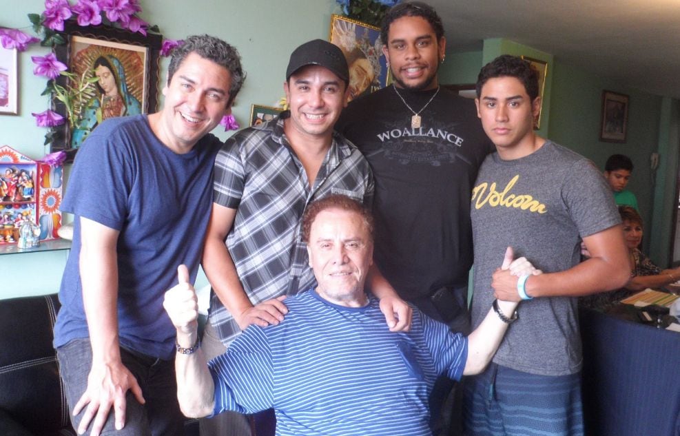 El compositor luce orgulloso al lado de sus cuatro hijos varones. (Facebook/@augustopolocamposoficial)