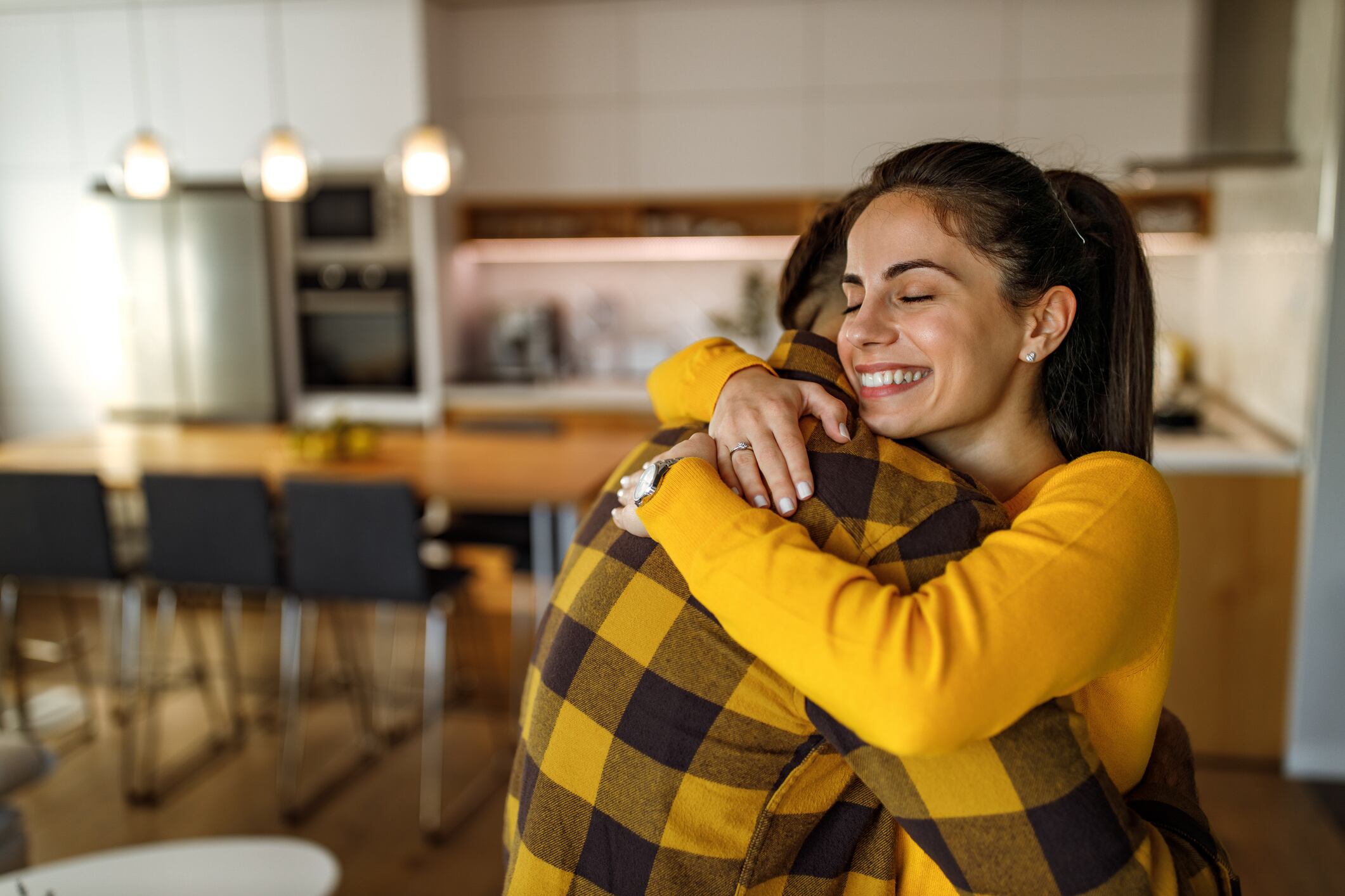 Un abrazo fuerte y honesto puede cambiarle el día a cualquiera. Foto: Istock