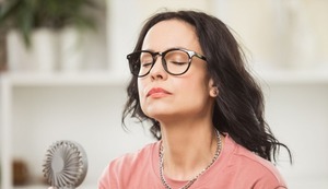 Bochornos en la mujer, una repentina sensación de calor en cara, cuello y parte superior del tórax