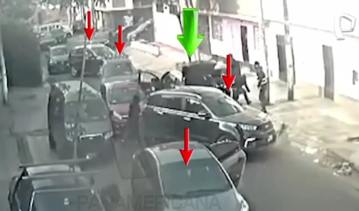 Falsos policías utilizaron hasta cinco vehículos para bloquear el paso. Foto: Panamericana