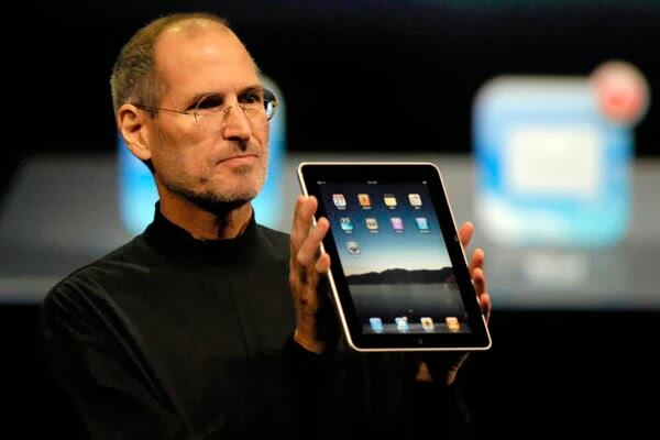 Steve Jobs, presidente de Apple, presenta el iPad, un nuevo ordenador tipo tableta.