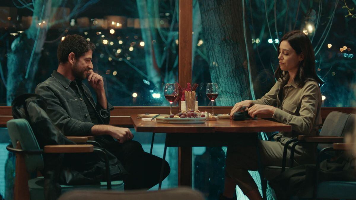 Sinan invita a cenar a Asya y le invita a pasar un fin de semana en Estambul (Foto: Medyapim)