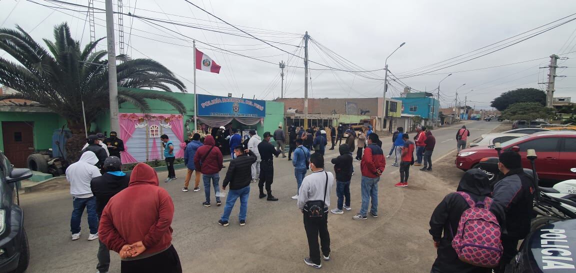 Detenidos fueron llevados a la comisaría de Supe donde los multaron. (PNP)