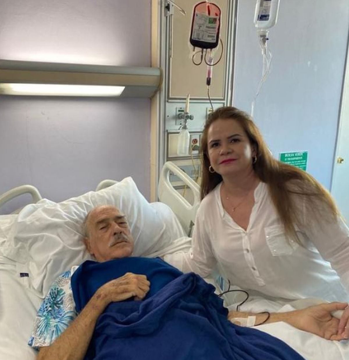 El actor junto a su fiel compañera Margarita Portillo en el hospital para un procedimiento rutinario (Foto: Andrés García / Instagram)