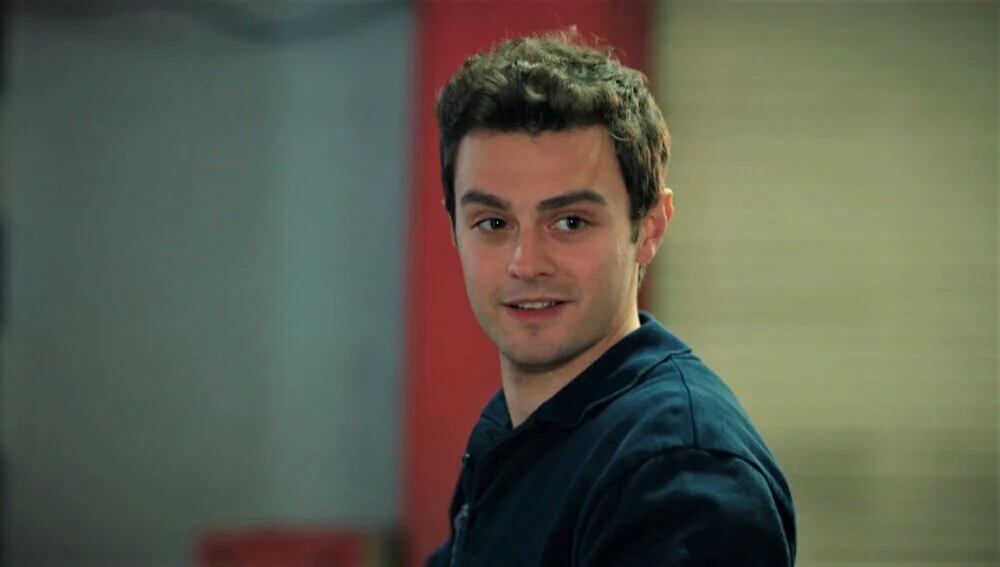 Ömer consigue un nuevo trabajo en la telenovela turca "Hermanos" (Foto: NG Medya)