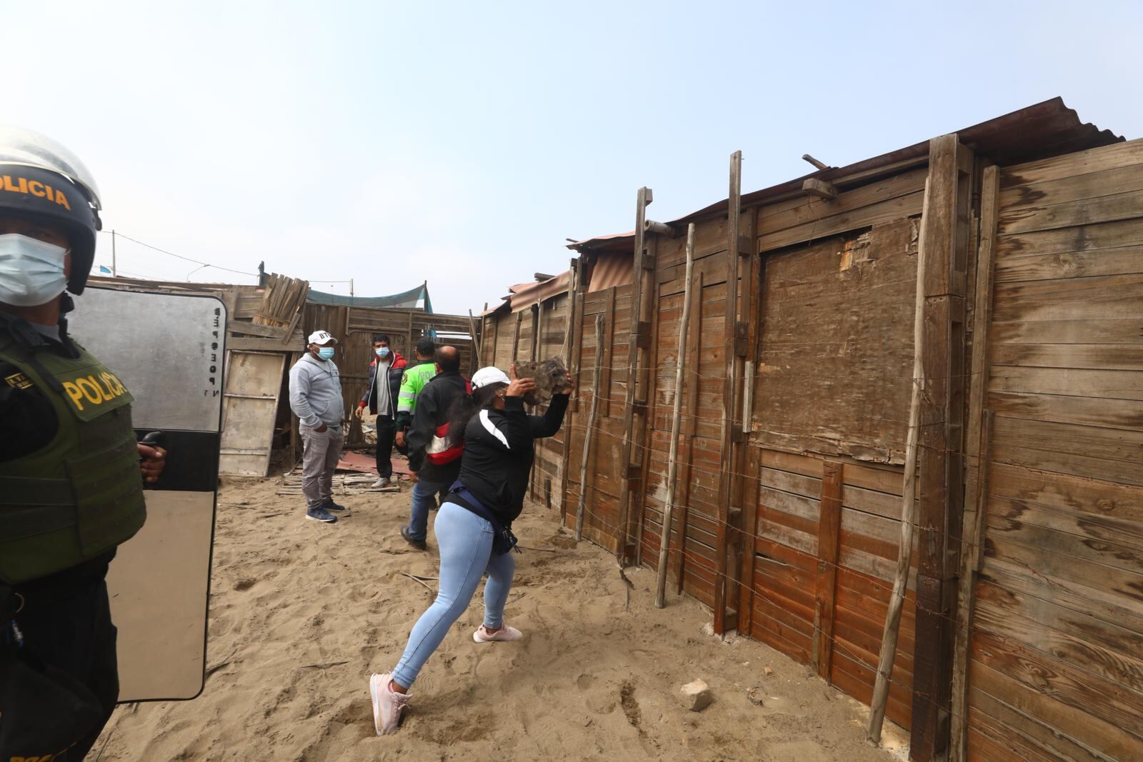 Vecinos de Ancón querían linchar a los asesinos de cinco personas, Quemaron la casa y lanzaron piedras cuando Policía se llevó a detenidos. | Foto: Gonzalo Córdova