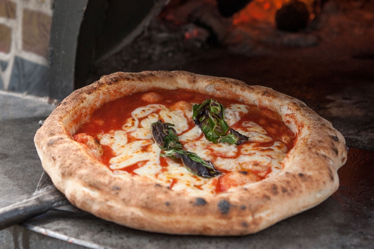 La pizza es mundialmente famosa, pero su origen no es el que imaginas. Hoy celebramos su día. Foto: Internet.